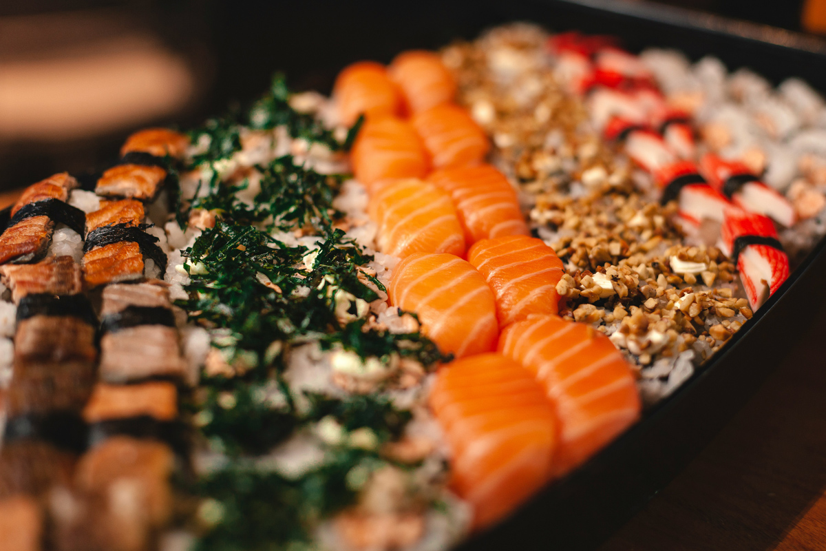 Tipos de sushi japonês em variedade.