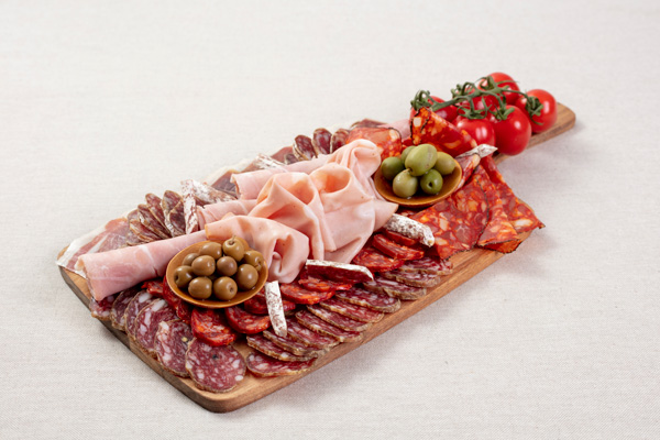 Tábua de frios com embutidos, parte dos costumes e tradições italianas no Brasil.