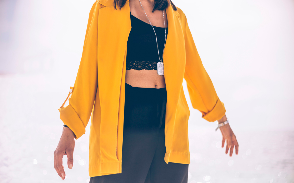 look feminino que combinam tons brilhantes e escuros.