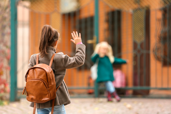 Colega se despedindo de outra na rua dando tchau, uma tradição italiana herdada pelo brasileiro. 
