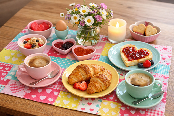 Mesa posta para café da manhã de dia dos namorados. 
