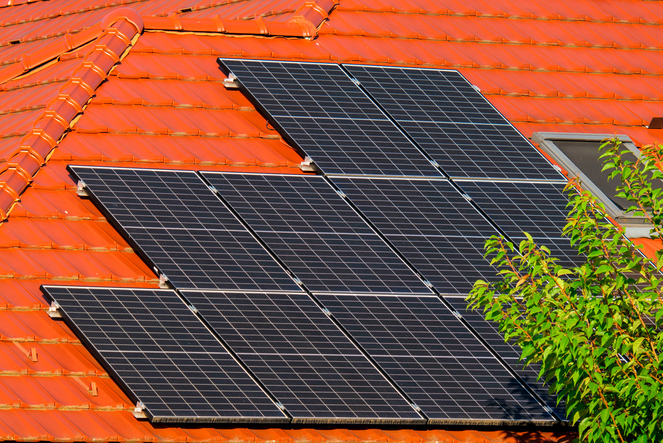 Painéis de energia solar instalados em telhado residencial, gerando energia limpa e reduzindo custos.