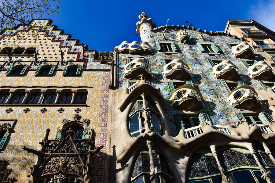 Fachada da Casa Batlló, uma referência de arquitetura maximalista.