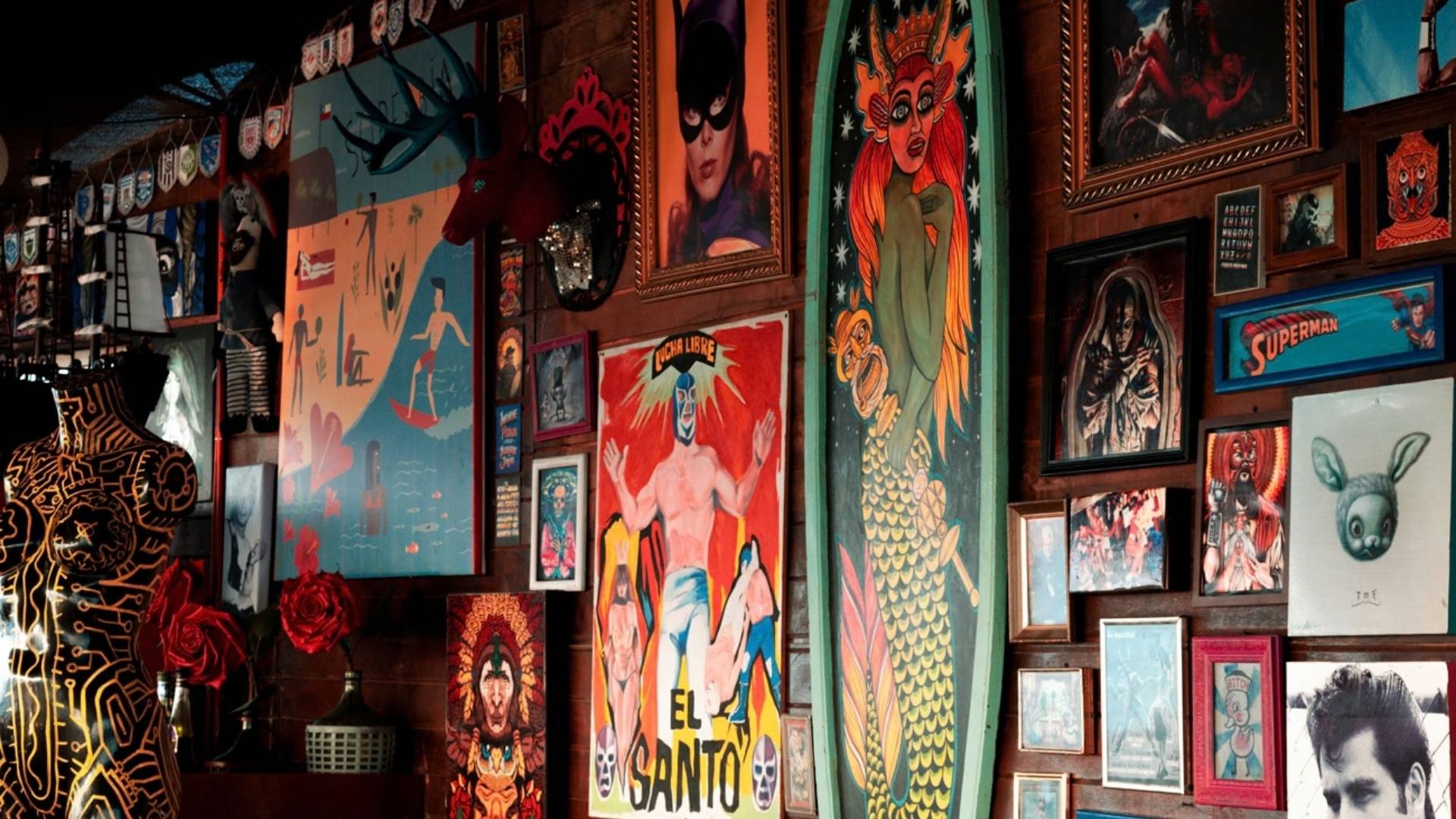 Parede com quadros em decoração maximalista