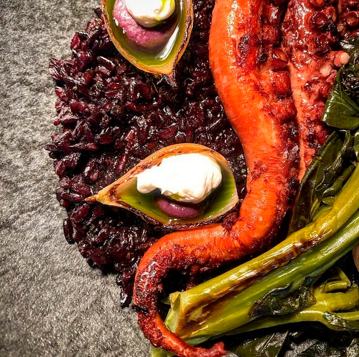 Prato Polvo com Arroz Negro, do cardápio do Hecho Restaurante | Crédito: Divulgação