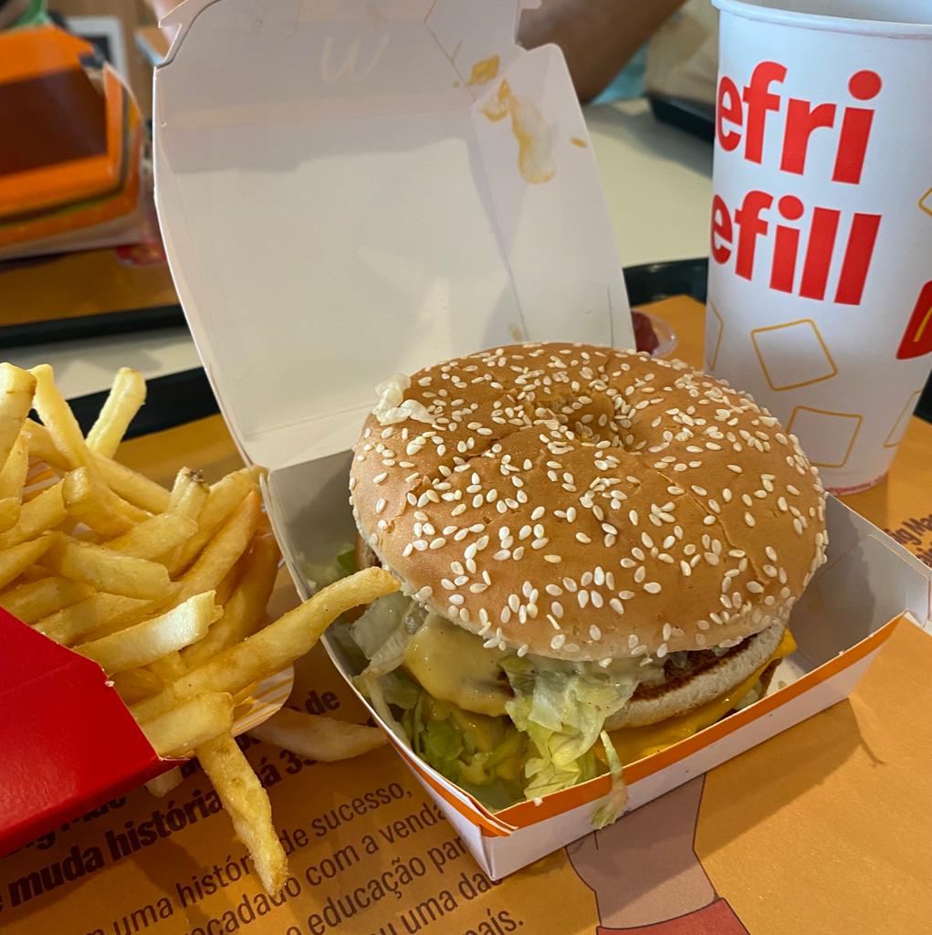 Zumm colocou a mão na massa e fez os sanduíches no mais famoso fast food do mundo | Crédito: arquivo pessoal