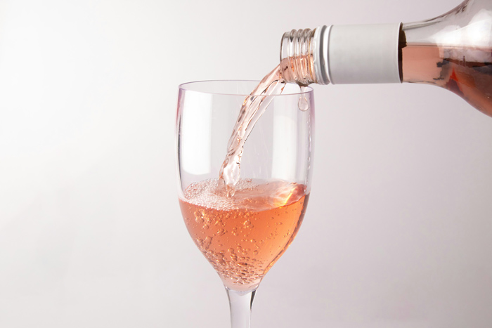 Taça de vinho rosé. 