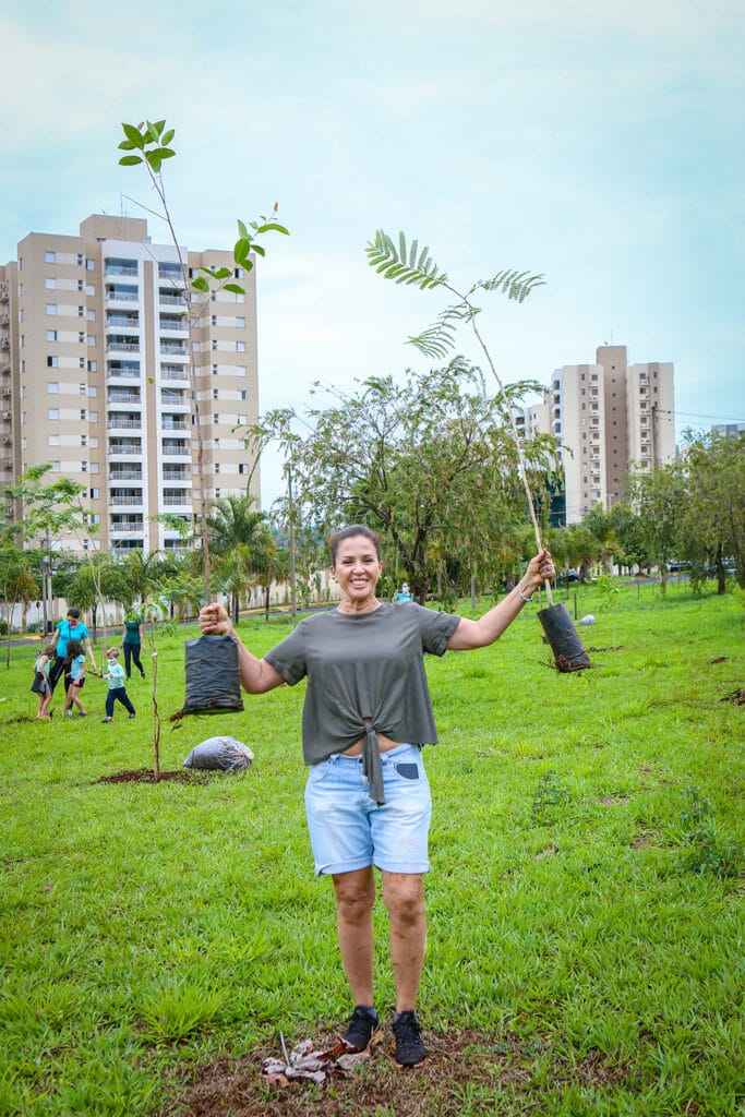 Voluntários plantam árvores no projeto ArboreSer | Crédito: Lidia Muradás