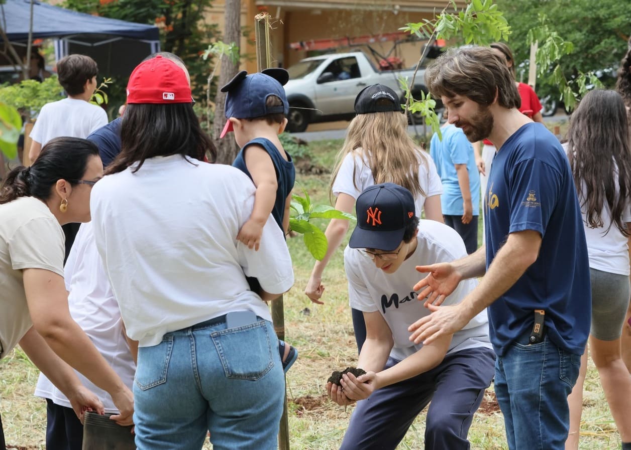 Alunos do Colégio Marista fazem o plantio de árvores | Crédito: Divulgação