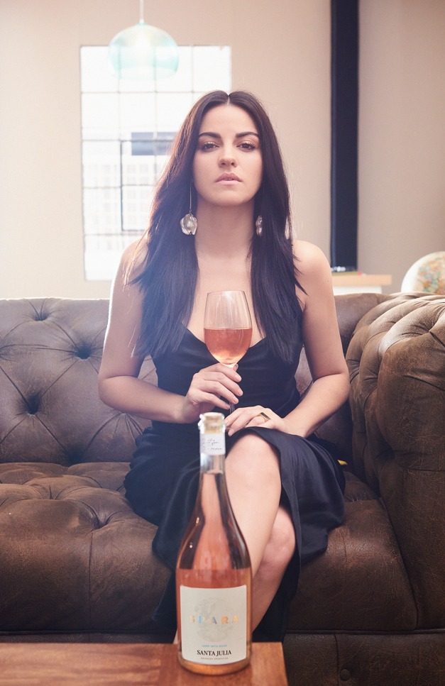 Maite Perroni com os vinho Spire| Crédito: Divulgação