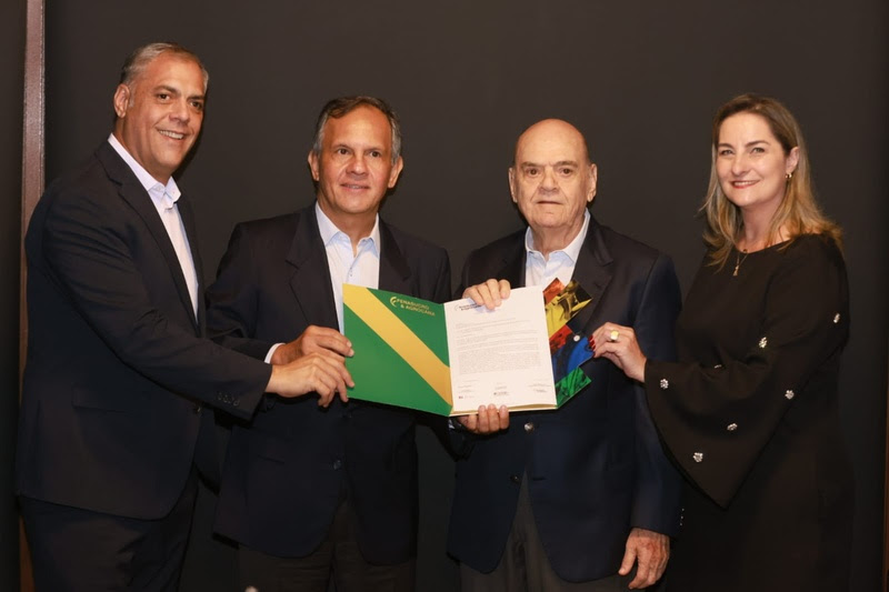 Carlos Ubiratan Garms foi empossado como presidente de honra da 30ª Fenasucro & Agrocana | Crédito: Rafael Cautella