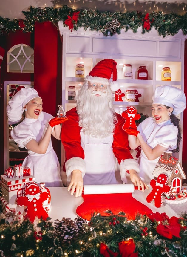 Papai Noel e suas ajudantes no RibeirãoShopping em 2024 | Crédito: Tábata Barbosa