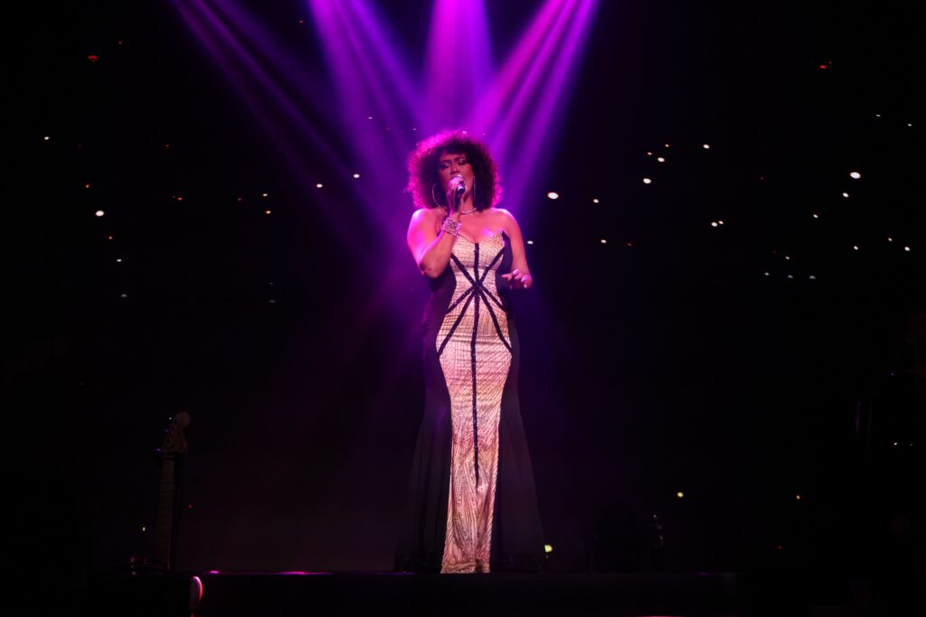 Belinda Davids homenageia Whitney Houston em Ribeirão Preto 07-12 | Crédito: Rafael Cautella