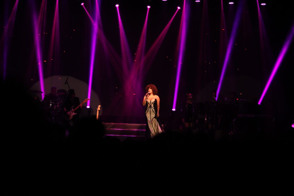 Belinda Davids homenageia Whitney Houston em Ribeirão Preto 07-12 | Crédito: Rafael Cautella