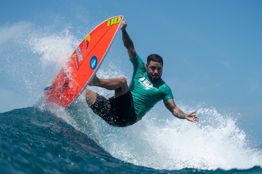 Campeão Mundial de Surf Adriano De Souza | Crédito: Henrique Pinguim