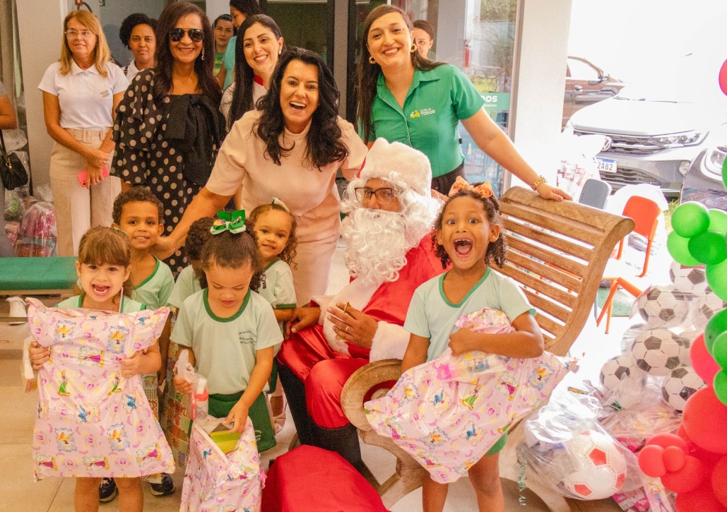 Mara Vilar durante a entrega de presentes do Natal Solidário | Crédito: Divulgação