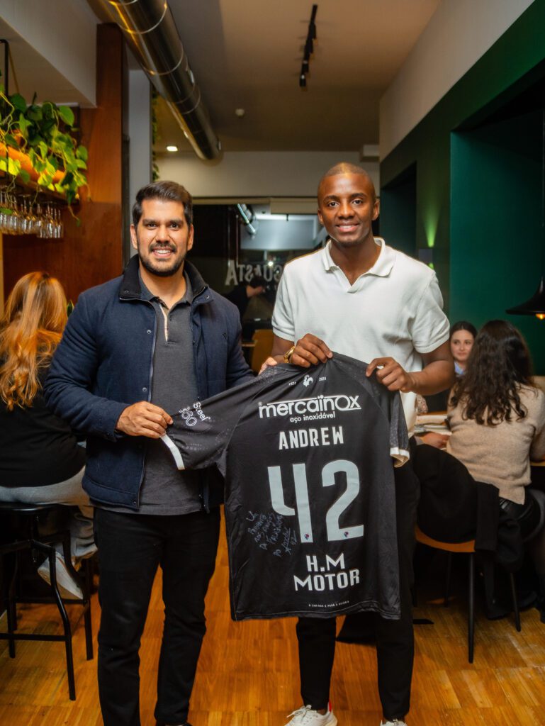 Vinicius Franco e Andrew (goleiro do Gil Vicente) l Crédito: Vinicius Valpereiro/Divulgação