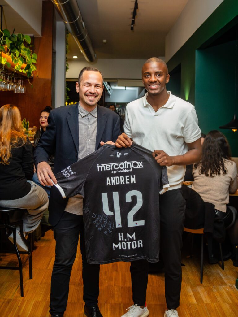 Anderson Figueiredo e Andrew (goleiro do Gil Vicente) l Crédito: Vinicius Valpereiro/Divulgação