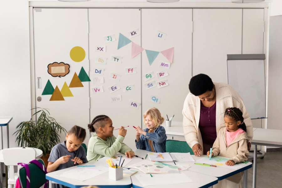 Professores e alunos fazendo atividades