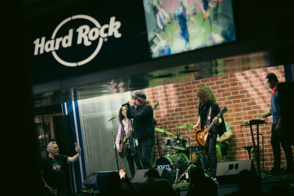 Beto Bruno, da Cachorro Grande, no Hard Rock Cafe | Crédito: Rafael Cautella