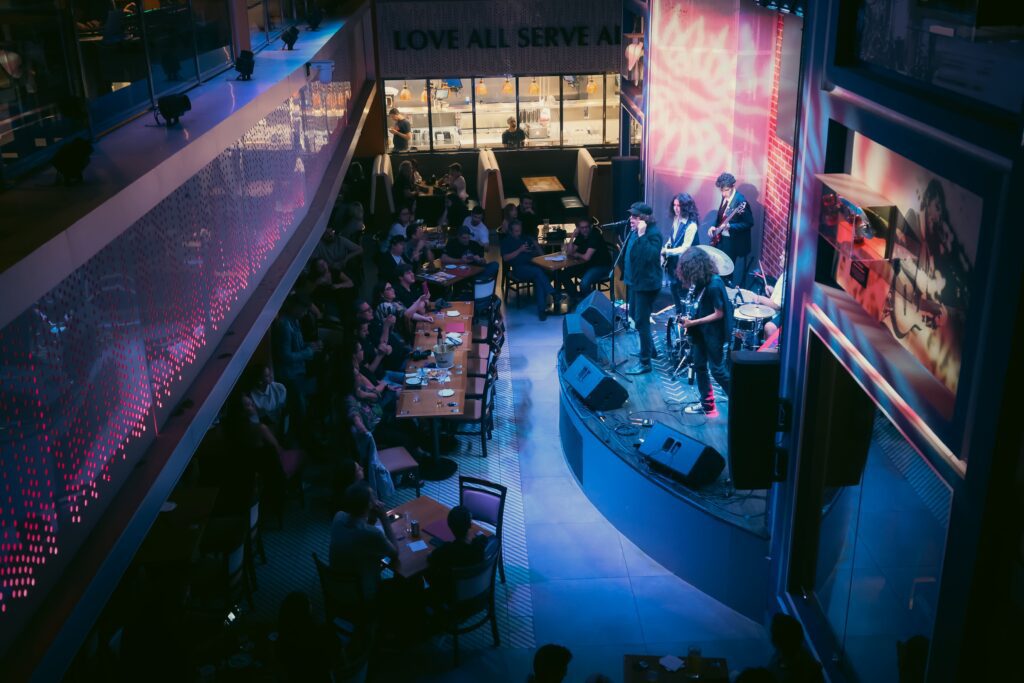 Beto Bruno, da Cachorro Grande, no Hard Rock Cafe | Crédito: Rafael Cautella