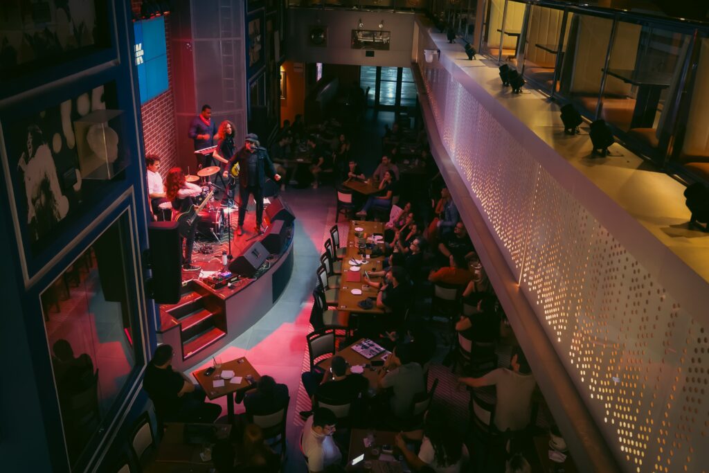 Beto Bruno, da Cachorro Grande, no Hard Rock Cafe | Crédito: Rafael Cautella