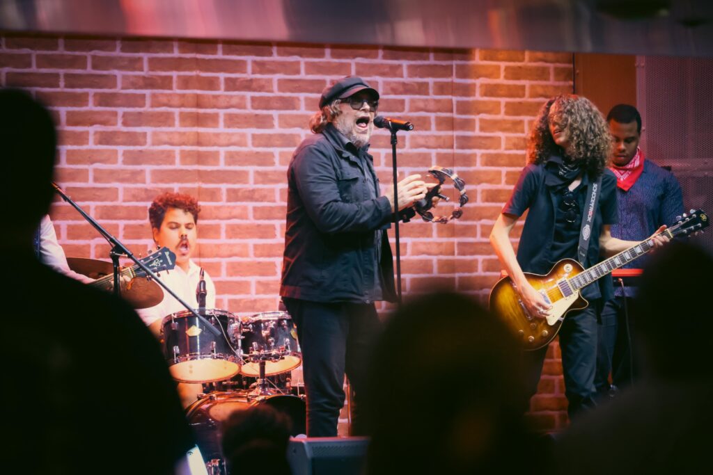 Beto Bruno, da Cachorro Grande, no Hard Rock Cafe | Crédito: Rafael Cautella