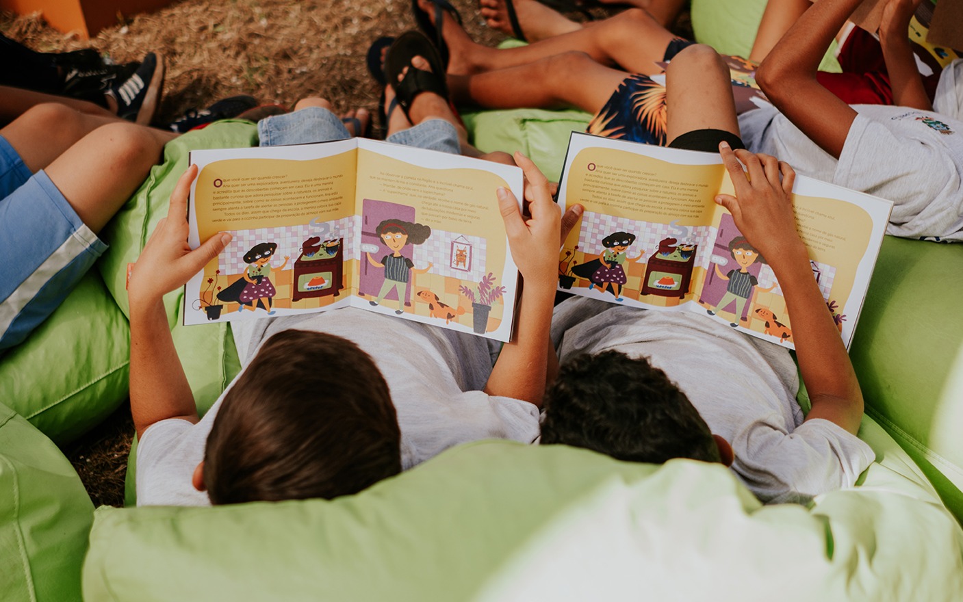 Crianças lendo na Feira Internacional do Livro de Ribeirão Preto | Crédito: Divulgação