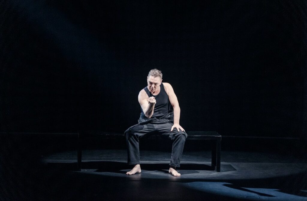 Guilherme Leme Garcia, em "O Estrangeiro Reloaded" | Crédito: Divulgação