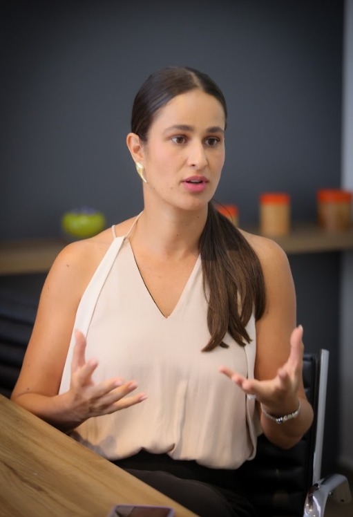 Alexandra Casoni durante entrevista no Grupo Zumm | Crédito: Rafael Cautella