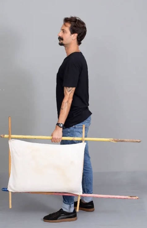 Artista Felipe Campos Peres na mostra "Móveis Desplanejados" do | Crédito: Reprodução do Instagram