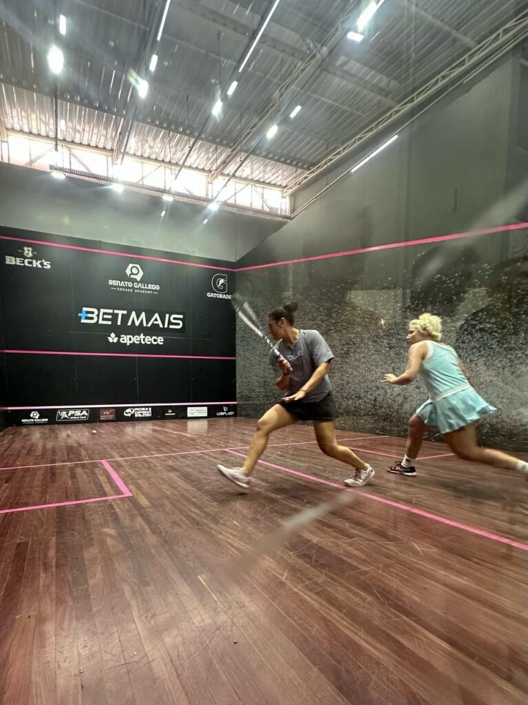 Juliana Pereira Feibelmann em quadra de squash | Crédito: Arquivo pessoal