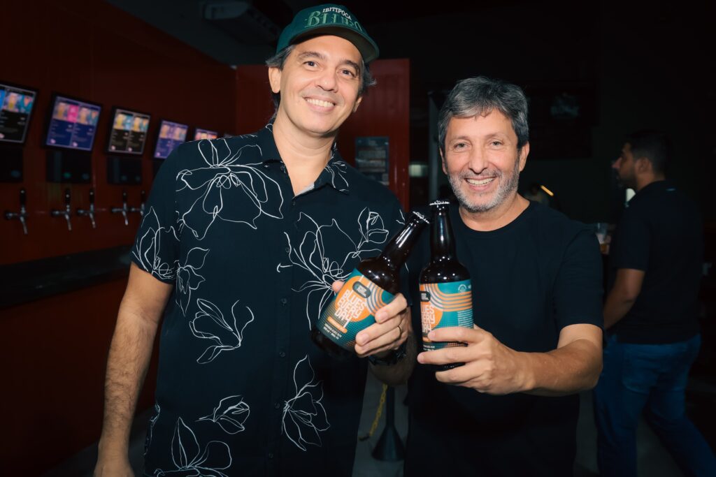 Fred Sunwalk e Tio Limongi no lançamento da cerveja "Blues Everyday American Ale" | Crédito: Rafael Cautella