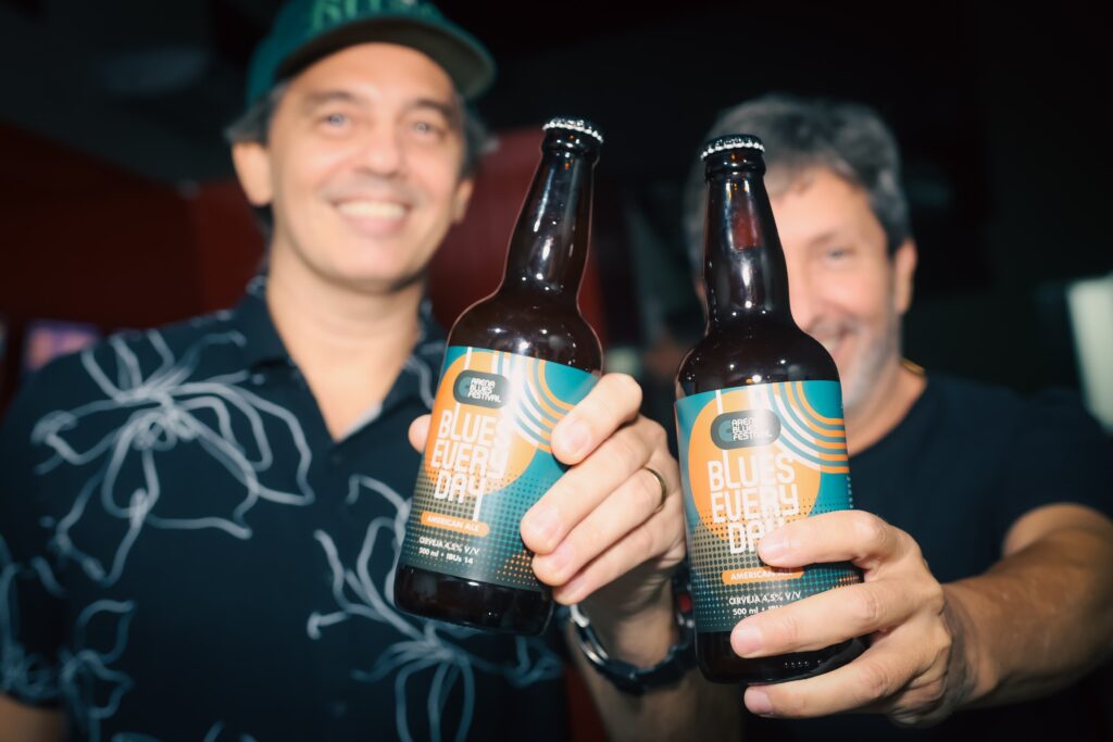 Fred Sunwalk e Tio Limongi no lançamento da cerveja "Blues Everyday American Ale" | Crédito: Rafael Cautella