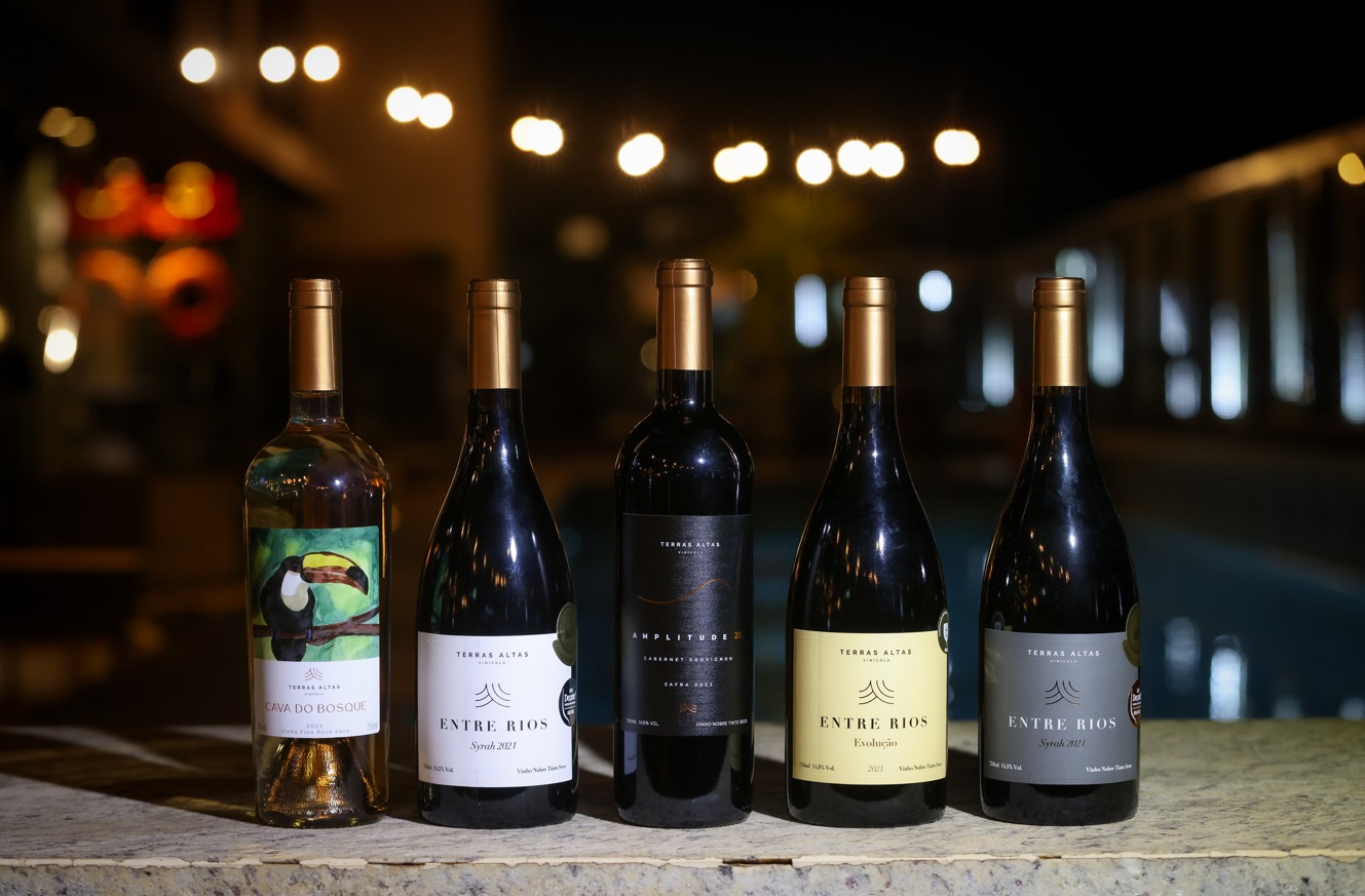 Rótulos de vinho com medalhas de ouro do Terras Altas | Crédito: Rafael Cautella