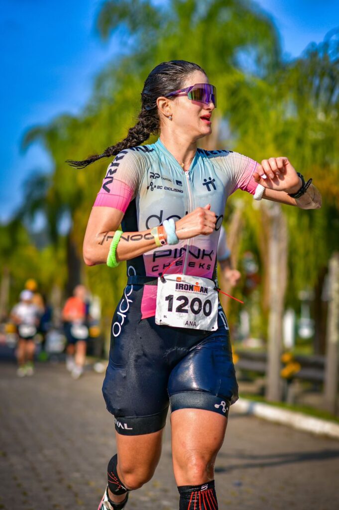 Ana Laura Almeida na Ironman Brasil 2025 | Crédito: arquivo pessoa de Ana Laura Almeida