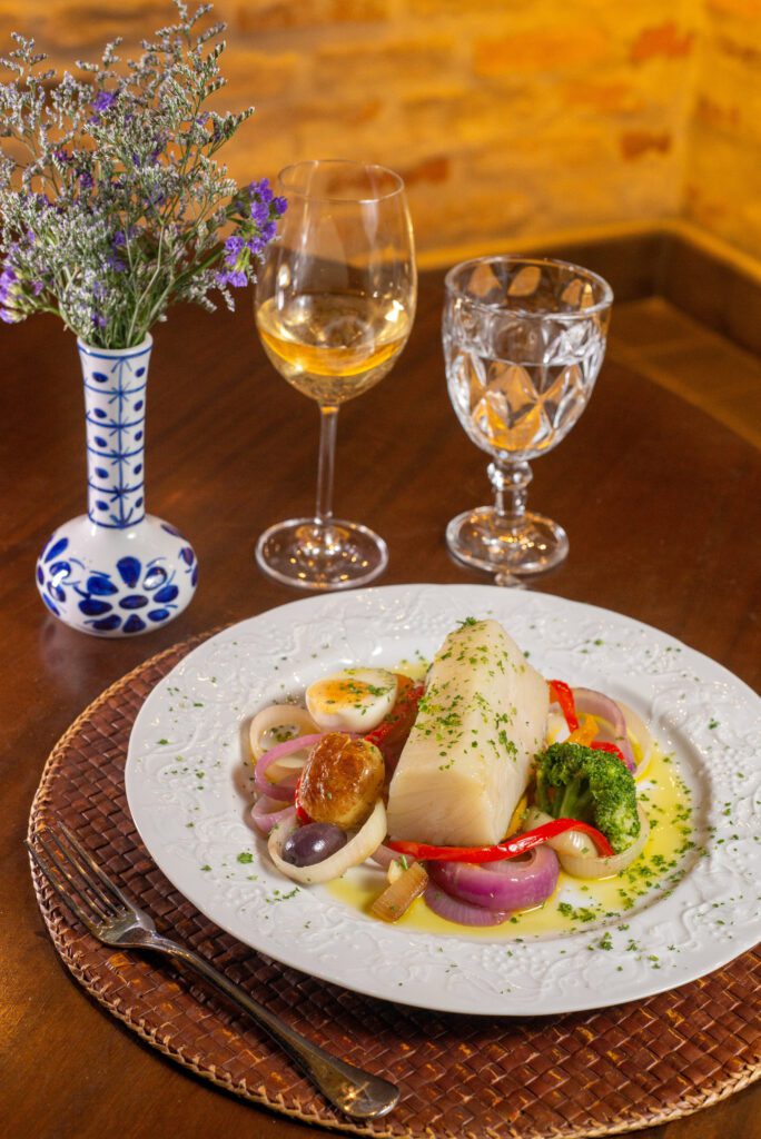 Lombo de Gadus Morhua, cebola, ovo, brócolis, batatas, pimentões coloridos.