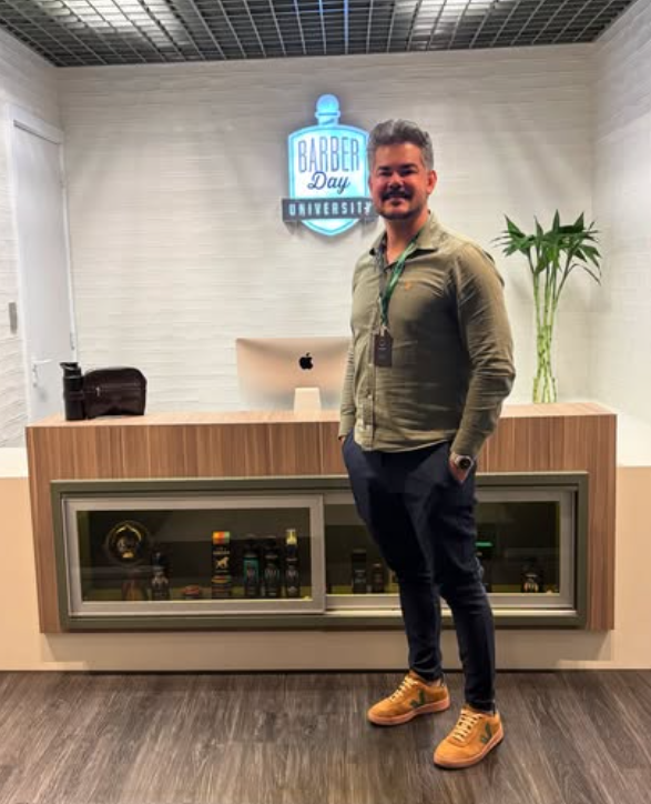 Renner no Barber Day University | Crédito: Reprodução do Instagram