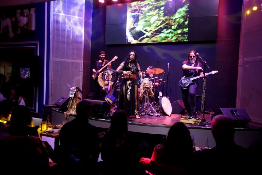 Banda Caaru toca rock xamânico no Hard Rock Cafe | Crédito: Rafael Cautella