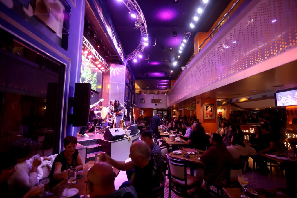 Banda Caaru toca rock xamânico no Hard Rock Cafe | Crédito: Rafael Cautella