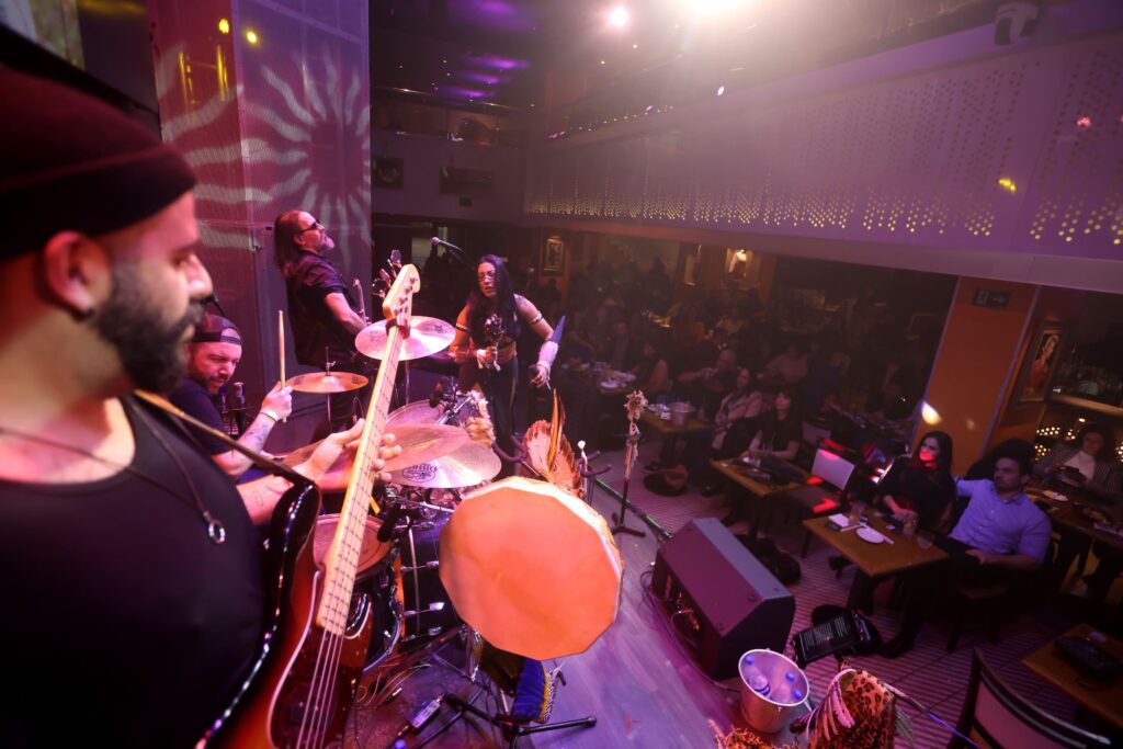Banda Caaru toca rock xamânico no Hard Rock Cafe | Crédito: Rafael Cautella
