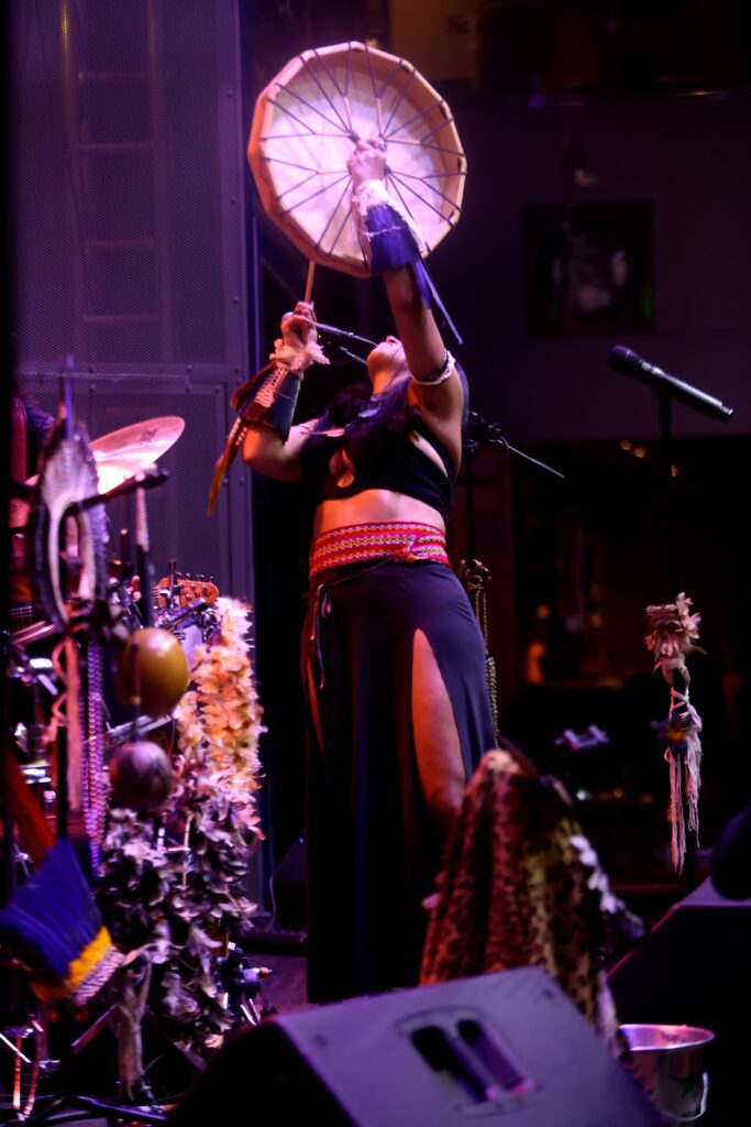 Banda Caaru toca rock xamânico no Hard Rock Cafe | Crédito: Rafael Cautella