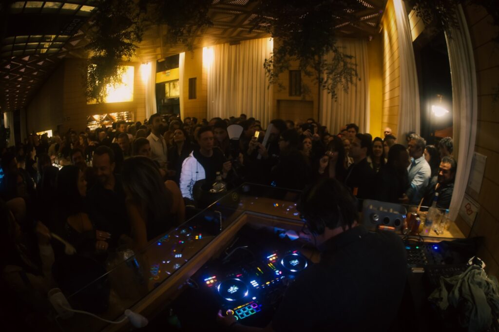 Música eletrônica anima restaurante Zucker | Crédito: Rafael Cautella