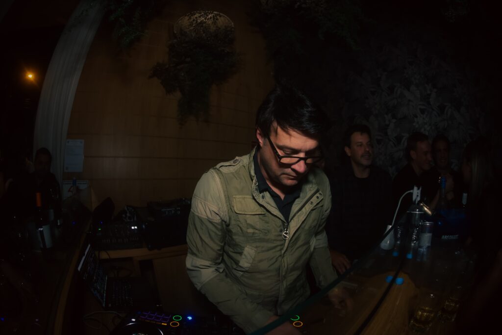Noite com DJs convidados no Zucker | Crédito: Rafael Cautella