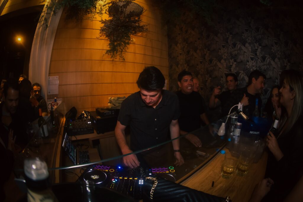 Noite com DJs convidados no Zucker | Crédito: Rafael Cautella