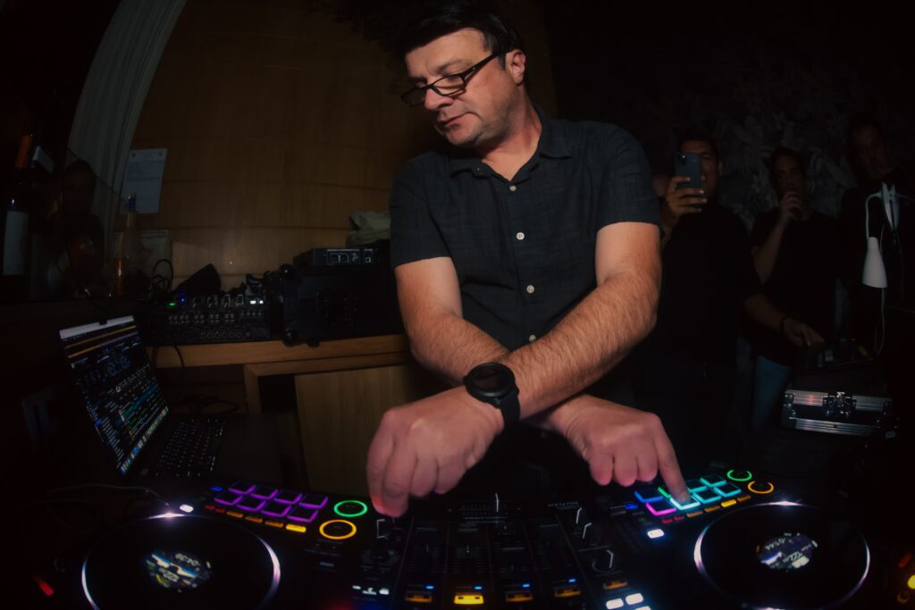 Noite com DJs convidados no Zucker | Crédito: Rafael Cautella