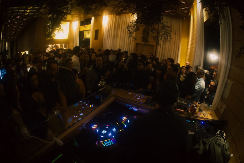 Noite com DJs convidados no Zucker | Crédito: Rafael Cautella