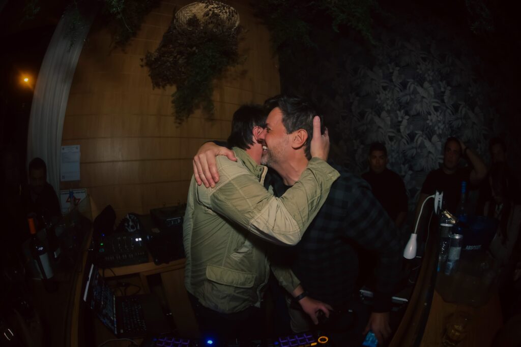 Noite com DJs convidados no Zucker | Crédito: Rafael Cautella