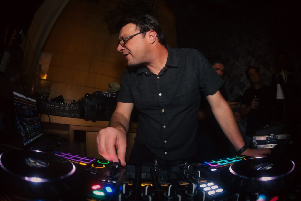 Noite com DJs convidados no Zucker | Crédito: Rafael Cautella