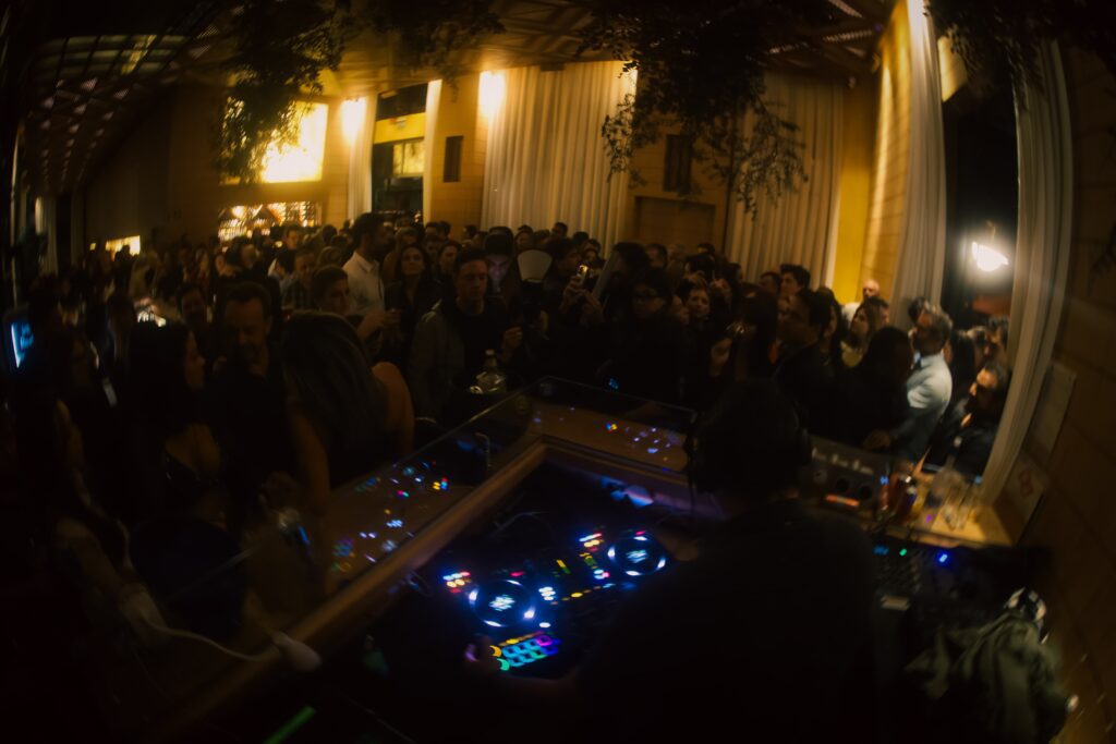 Noite com DJs convidados no Zucker | Crédito: Rafael Cautella